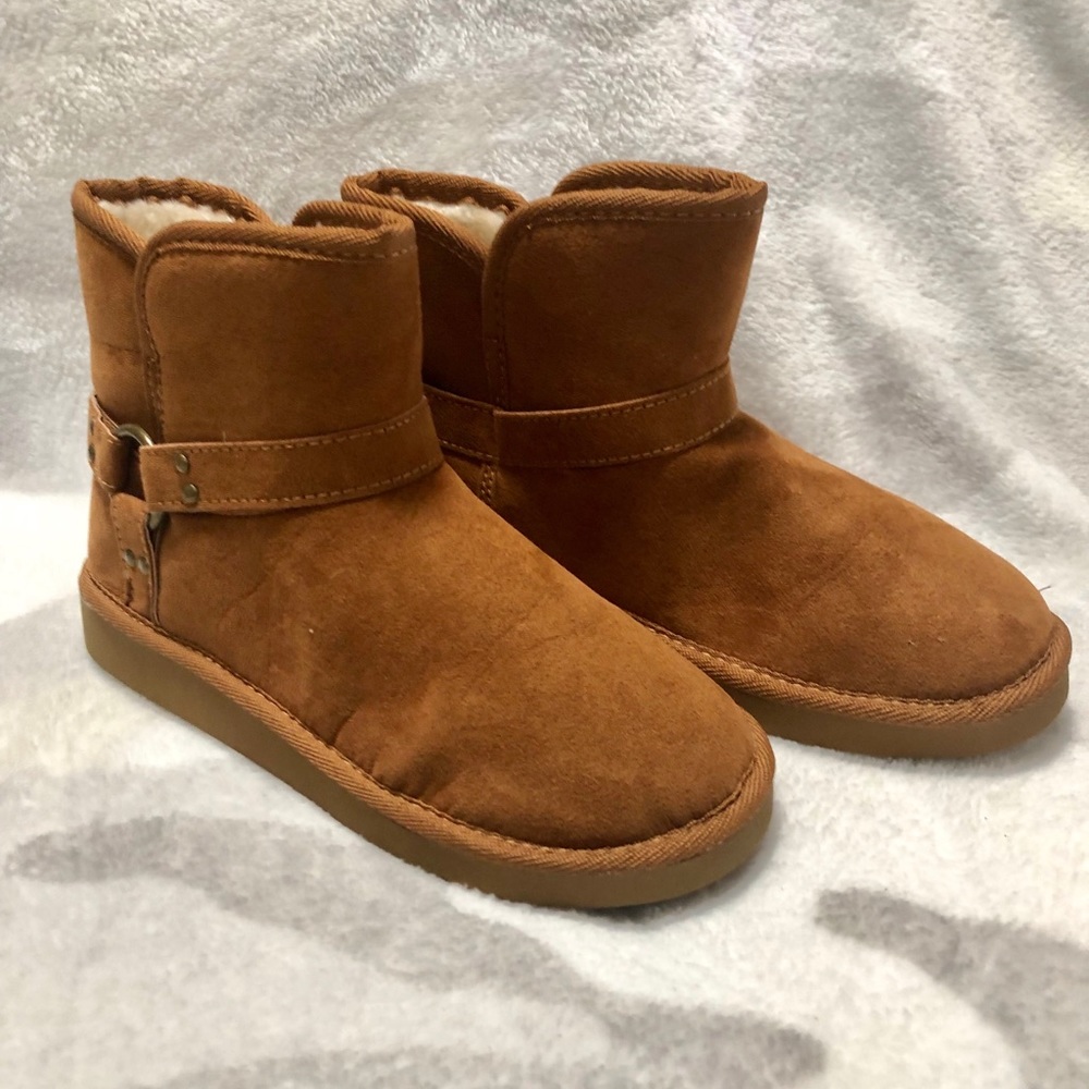 New UGG style boots by Arizona in Tan